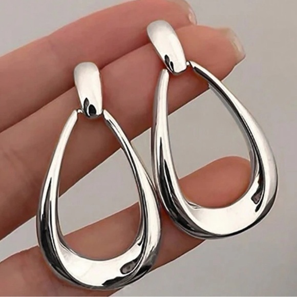 Jewelry - Modern Silver Teardrop Statement Earrings – Chic Minimalist Design